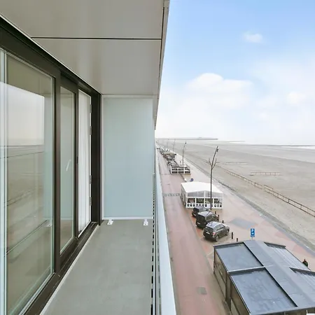 Flat In With Stunning Sea Views *